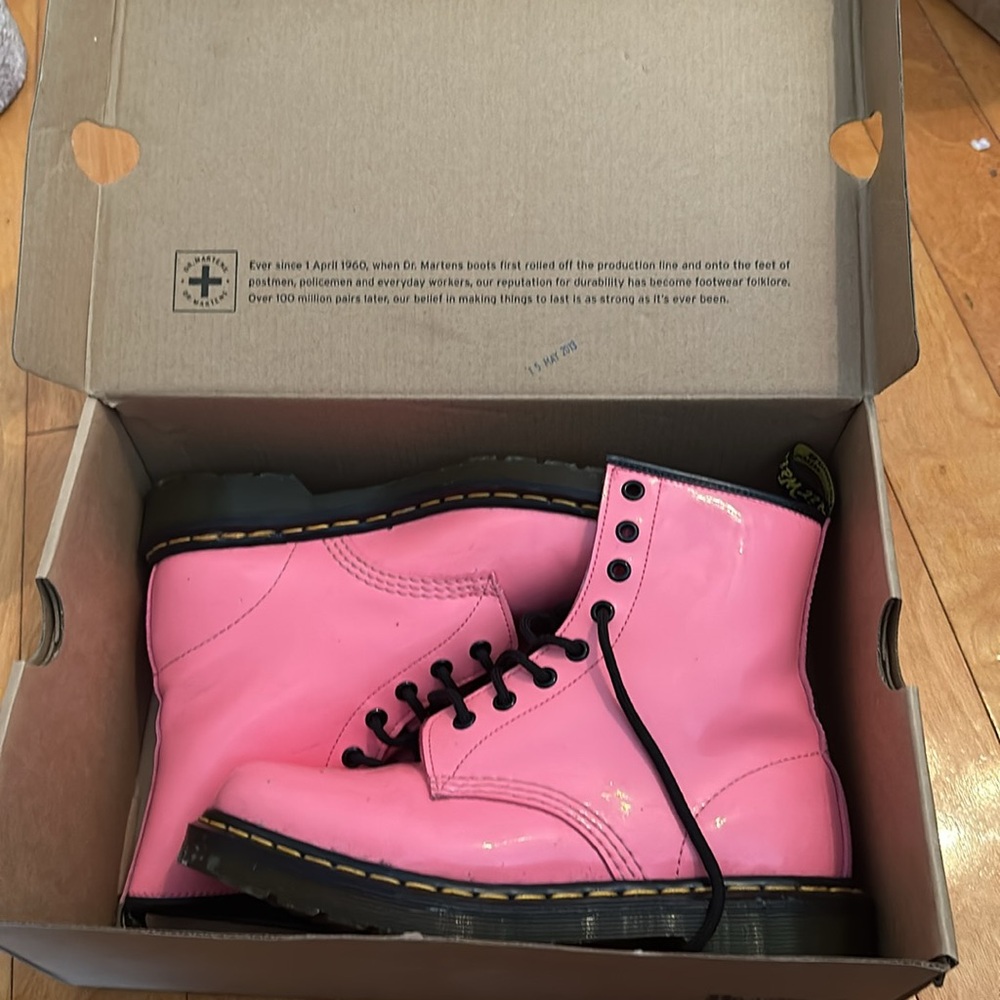 Pink doc martens, barely worn - Picture 2 of 4